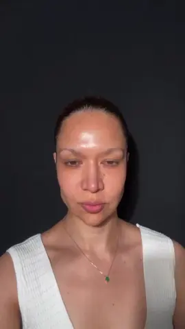 Mi secreto para pieles perfectas 2 en 1 de @bobbibrownmx 💕💕 esta crema hidratante y primer a la vez , VITAMIN ENRICHED FACE BASE , en el video les dejo todos los beneficios y por que la tienen que tener 💕🫶🏻🫶🏻. Aquí la lista de los demás productos clave para lograr el look. - Base de makeup skin long-wear Weightless  w-046 warm beige . - crema ojos  Repair eye cream. -correctores skin corrector stick dark peach y warm Ivory para dar luz . - ojos , cream shadow stick tono golden pink . -cejas natural brow shaper tono MAHOGANY . -labial pero lo usé para mejillas color Pale Mauve. -gloss  slow jam. #bobbibrownmx #bobbibrownmexico #bobbibrown #vitaminenrichedfacebase #makeuplover #makeuptutorial 