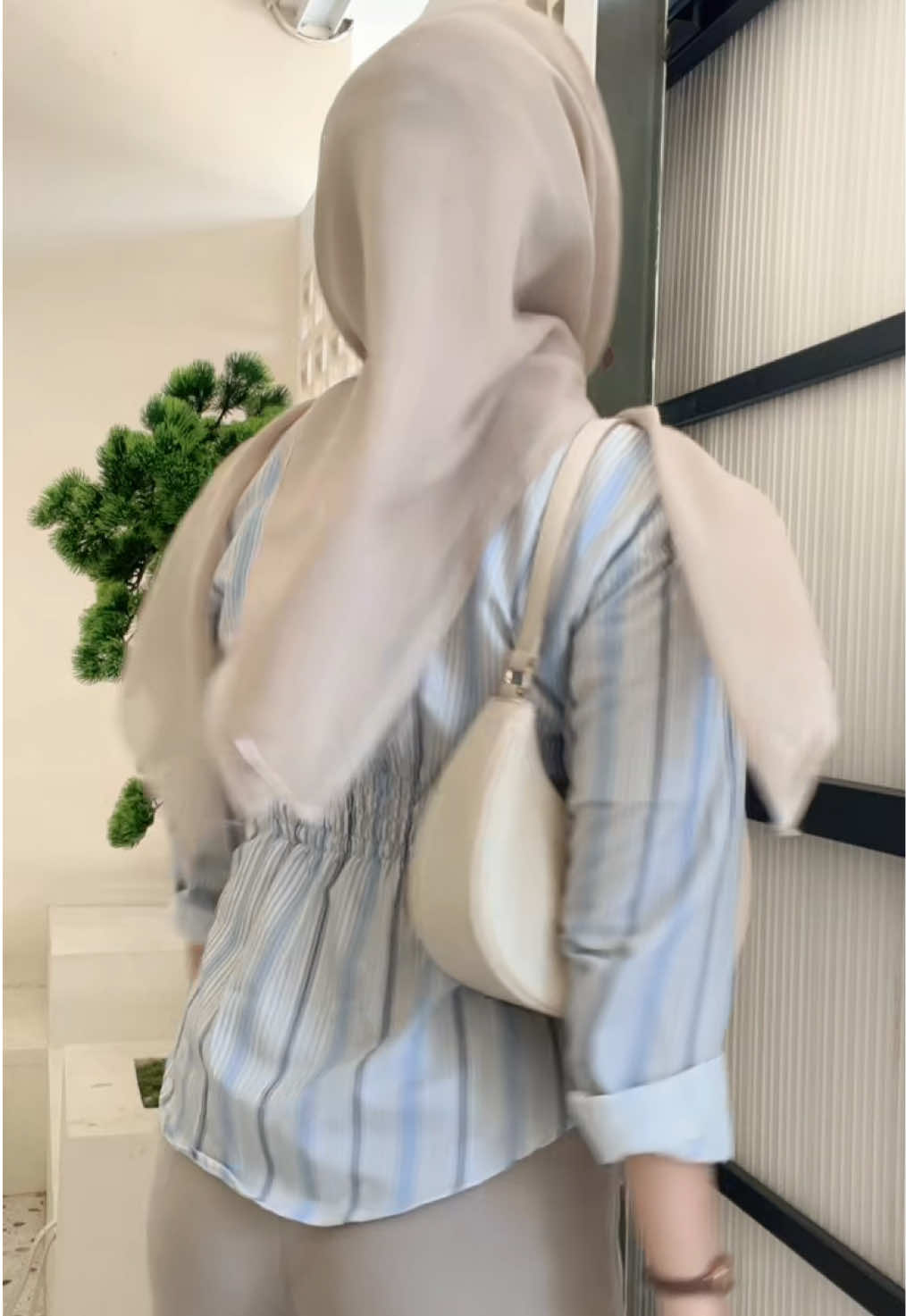 aaa cakep bgtt kemeja wispie ini warnnaya juga pas bgt sukakkk🥳🩵🦋 #atasanwanita #kemejawispie #kemeja #slimfit 