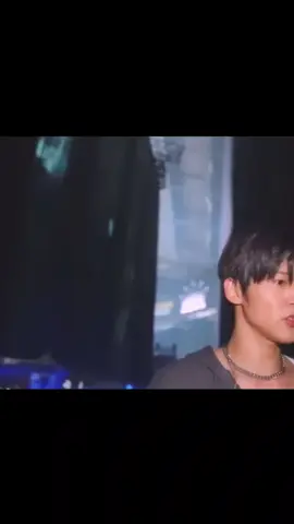 めめが来年からしばらく活動休止しちゃうんだって。 正直活動休止をしないでほしいな… でも、この道はめめが選んだから、否定することもできないし、否定もしない。 「海外でも、Snow Manというグループを広めていきたい」っていう思いもあって、しばらく8人体制でSnow Manを活動していくらしい。 Snow Manが9人いなかったらSnow Manじゃないし、1人かけたぐらいで崩れるそんなもろい“絆”じゃないから、海外からめめが帰ってくることをみんなで待っていてあげてほしい。Snow Manファンからしたら、心ぐるしいことかもしれないけど、めめがSnow Manに気持ちよく帰って来れるように暖かく待っていようね。 Snow Manやめめが言いたかったことは、凄く伝わったからね。 日本でいるSnow Manそして、世界中にいるSnow Manファンと海外に行くめめはいつも繋がっているから、さみしくなったら誰もが見られるあの空をみんなで見上げようね！？そしたら、Snow Manもめめもみんなが見ていると思うから！！絶対！！ #snowman #目黒蓮 #みんなで一つ  ―――――――――――――――――― @めめ助。  @ぶるーはわい︎👼🏻🫧💜  @Maaay  @渡  咲 ．  @A👶😈 