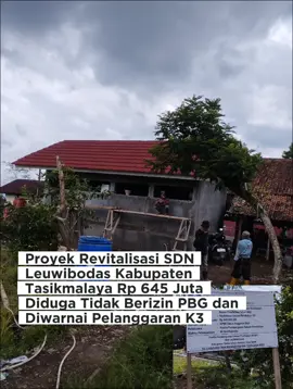 Tasikmalaya 19/11 — Proyek revitalisasi SDN Leuwibodas di Desa Santanamekar, Kabupaten Tasikmalaya, kini disorot tajam. Dengan anggaran mencapai Rp 645.020.228, proyek bersumber APBN 2025 itu diduga berjalan tanpa kelengkapan izin PBG (Persetujuan Bangunan Gedung) serta menerapkan standar keselamatan kerja yang sangat rendah. Papan proyek menunjukkan kegiatan ini dilaksanakan melalui skema swakelola oleh Panitia Pembangunan Satuan Pendidikan (P2SP) dengan durasi 90 hari kalender. Namun kondisi pembangunan di lapangan justru memunculkan lebih banyak pertanyaan daripada jawaban. DIDUGA BERJALAN TANPA PBG, Hingga berita ini diturunkan, tidak ditemukan informasi mengenai izin PBG pada papan proyek maupun di lokasi pembangunan. Padahal sesuai UU Cipta Kerja dan PP 16/2021, setiap bangunan pendidikan wajib memiliki PBG sebelum dimulai pembangunan. Ketiadaan keterangan izin ini memunculkan dugaan kuat bahwa: Pembangunan berjalan tanpa PBG, atau Sengaja tidak dipublikasikan kepada masyarakat Jika benar proyek sebesar Rp 645 juta berjalan tanpa izin PBG, maka pembangunan tersebut dapat dikategorikan sebagai bangunan ilegal dan berpotensi menimbulkan sanksi administratif hingga pidana bagi pihak yang bertanggung jawab.  KESELAMATAN KERJA NYARIS TIDAK ADA Foto lapangan memperlihatkan: Pekerja tanpa helm proyek Tanpa sepatu safety Tanpa rompi keselamatan Bekerja di atas scaffolding kayu seadanya tanpa pengaman Area kerja berantakan, material tidak tertata, dan rawan kecelakaan Kondisi ini jelas melanggar aturan: Permenaker No. 5 Tahun 1996 tentang K3 Konstruksi, dan UU No. 1 Tahun 1970 tentang Keselamatan Kerja Dengan kata lain, pekerjaan ini bukan hanya tidak profesional, tetapi membahayakan nyawa para pekerjanya sendiri. Salah satu warga sekitar mengatakan, “Saya lihat pekerjanya naik turun tanpa alat keselamatan. Kalau jatuh siapa yang tanggung jawab? Ini proyek pemerintah kok begini.” Meski sudah berjalan sekitar -+50 hari dari total 90 hari, progres fisik terlihat baru tahap plesteran dan belum menyentuh banyak aspek penting, seperti: Instalasi listrik Lantai Plafon Pengecatan Finishing struktur Plesteran terlihat tidak merata, beberapa tampak retak awal dan permukaannya kasar seperti dikerjakan dengan campuran yang tidak standar. Dengan nilai Rp 645 juta, standar umum revitalisasi seharusnya dapat: Membuat ruang kelas standar, lengkap instalasi & finishing, atau Merehab total satu blok besar bangunan sekolah Namun bangunan yang tampak di SDN Leuwibodas hanya sebuah unit kecil, menimbulkan dugaan bahwa volumenya tidak sebanding dengan besarnya dana. Lebih ironis lagi, papan proyek tidak menampilkan volume pekerjaan, ukuran bangunan, maupun daftar spesifikasi — pola yang sering menjadi indikator ketidaktransparanan anggaran. Warga meminta: Pemerintah Kabupaten Tasikmalaya Inspektorat APIP Dinas Pendidikan Bahkan Aparat Penegak Hukum untuk segera melakukan audit kelengkapan izin, pemeriksaan anggaran, serta investigasi K3. Ketidakjelasan izin PBG, buruknya keselamatan jasa konstruksi, lambatnya progres, serta nilai anggaran yang tidak sebanding dengan bangunan yang terlihat membuat proyek ini layak diperiksa secara menyeluruh. Proyek revitalisasi SDN Leuwibodas kini berada dalam sorotan karena: 🔴 Diduga tidak memiliki PBG (bangunan ilegal) 🔴 Pekerja tanpa APD (melanggar K3 & membahayakan nyawa) 🔴 Tidak transparan (volume tidak dicantumkan) 🔴 Mutu pekerjaan rendah 🔴 Progres lambat dan tidak sebanding dengan dana Rp 645 juta Publik berhak mengetahui ke mana sebenarnya uang negara itu mengalir. -AR