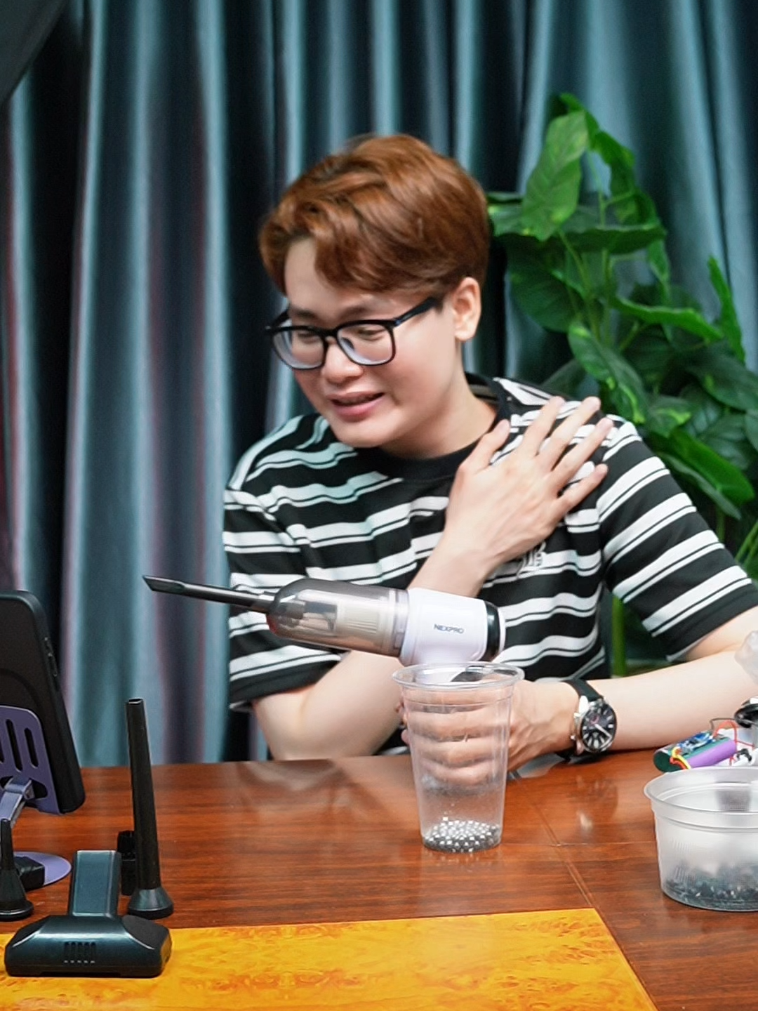 Nhà sạch bất ngờ, không cần tốn sức – chỉ cần chiếc máy hút bụi cầm tay