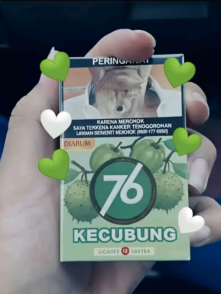 1. Siapkan Adonan Dasar Campurkan bahan kering: Tepung terigu (protein sedang), gula pasir, dan sedikit garam. Masukkan bahan cair: Tambahkan air atau susu cair sedikit demi sedikit sambil terus diaduk (bisa menggunakan whisk atau mixer dengan kecepatan rendah) hingga adonan tercampur rata dan tidak ada gumpalan. Tambahkan ragi instan: Beberapa resep menggunakan ragi instan dan didiamkan (proofing) selama kurang lebih 30 menit hingga 1 jam agar adonan mengembang. Tambahkan telur dan bahan lain: Setelah didiamkan (jika menggunakan ragi), masukkan telur dan biasanya baking powder atau vanili. Aduk rata. 2. Proses Fermentasi (Pengembangan Adonan) Istirahatkan adonan: Tutup wadah adonan dengan serbet bersih dan diamkan di suhu ruang. Waktu istirahat bisa berbeda, mulai dari 15 menit hingga 1 jam, tergantung resep yang digunakan dan apakah Anda menggunakan ragi atau tidak. Tujuan: Proses ini penting agar adonan bisa mengembang dan menghasilkan sarang/gelembung saat dimasak. 3. Penambahan Soda Kue (Baking Soda) Aktifkan soda kue: Beberapa saat sebelum dimasak, larutkan baking soda (soda kue) dengan sedikit air. Campurkan: Masukkan larutan soda kue ke dalam adonan. Aduk rata dengan cepat. Adonan akan mulai berbuih sedikit. 4. Memasak Martabak di Teflon/Cetakan Panaskan teflon: Panaskan teflon atau cetakan khusus martabak di atas api sedang cenderung kecil. Teflon harus benar-benar panas! Anda bisa mengolesi sedikit margarin jika perlu. Tuang adonan: Tuang adonan ke teflon. Jika Anda ingin martabak memiliki pinggiran yang tipis, putar teflon sedikit saat adonan dituang agar adonan menempel di sisi teflon. Tunggu bersarang: Masak dengan api kecil/sedang kecil. Tunggu hingga muncul banyak gelembung-gelembung di permukaan adonan (bersarang). Taburi gula: Setelah gelembung-gelembung banyak dan mulai pecah, taburkan gula pasir di atasnya. Gula ini akan membantu memecah gelembung dan menghasilkan tekstur sarang yang bagus. Tutup dan masak: Tutup teflon dan masak hingga martabak matang sempurna dan bagian atasnya tidak lengket atau basah lagi. 5. Penyelesaian dan Topping Angkat dan olesi: Setelah matang, angkat martabak dari teflon. Selagi masih panas, segera olesi seluruh permukaannya dengan margarin atau mentega hingga merata. Beri topping: Taburi dengan topping sesuai selera Anda, seperti: Keju parut Meses cokelat Kacang sangrai cincang wijen Siram dengan susu kental manis Lipat dan potong: Belah martabak menjadi dua (atau tumpuk), lalu potong-potong sesuai selera. #yoman #fyp #rokok #rokokmembunuhmu  #fypdonggggggg 