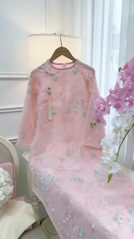 Một thiết kế áo dài suông tinh tế, tôn lên nét nữ tính, càng ngắm càng say.(AD511115)#aodai #aodaicachtan #aodaixinh #aodaithietke #aodaicharme 