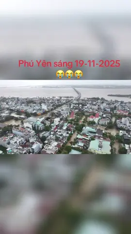 Trận lũ lịch sử tại Phú Yên 19-11-2025 Đập thuỷ điện sông Ba Hạ - Phú Yên cũ là xả đập với lưu lượng 1300m3/s. Bà con đang kêu cứu rất nhiều.  Khanh Hoà hướng về Phú Yên rơi nước mắt, cố lên mọi người ơi. #lulut #phuyen 