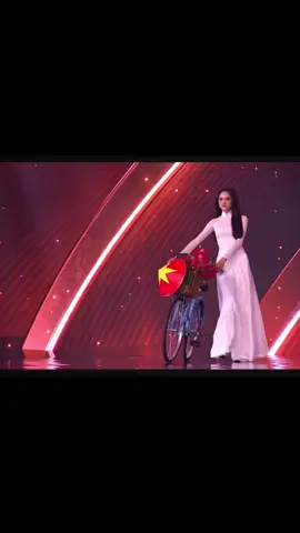 Tự hào quá Chị Giang ơiiii #missuniverse #vietnam #aodai #huonggiang 