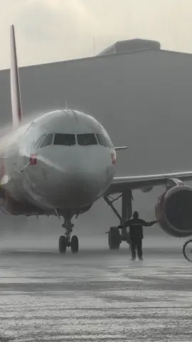 Mưa trên sân 1 cái thôi ha là chạy không kịp #vietjet #sgn #tansonnhatairport #xuhuong 