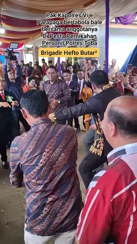 Pak kapolres vije parapaga,, Gimana masyarakat toba,,apa suka dengan bapak yg satu ini. Kelihatannya baik x soalnya.#kapolrestoba #toba #pestabatak #wedding #pengantincantik 