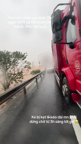 Xin đừng mưa nữa, ở trên cầu nước cỡ vầy thì những nơi thấp hơn phải làm sao đây, thương mn quá😢#phuyen 