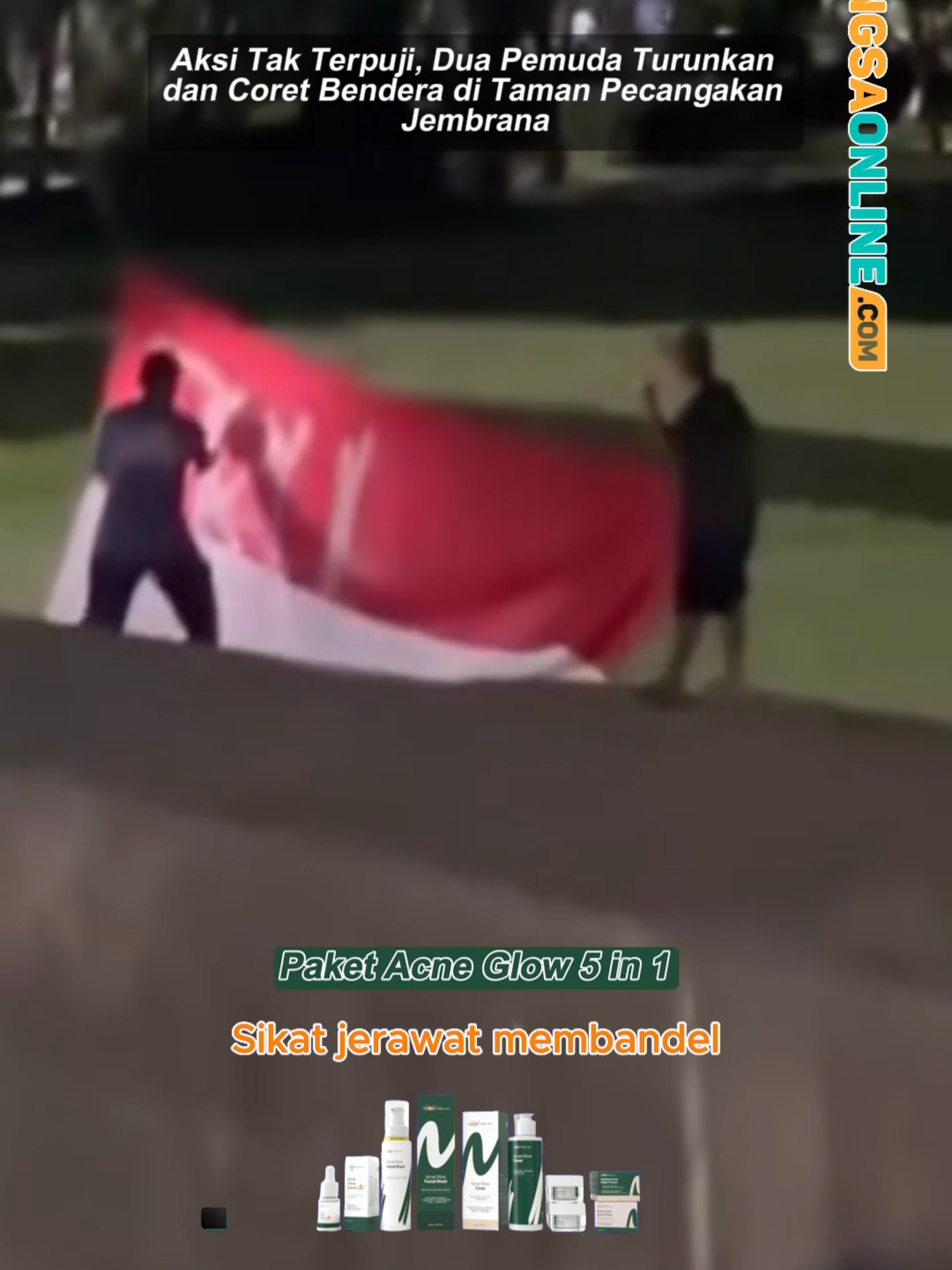 Aksi vandalisme yang meresahkan terjadi di area publik Taman Pecangakan, Negara, tepatnya di depan kawasan Kantor Bupati Jembrana, pada Senin malam (18/11/2025) sekitar pukul 23.00 WITA. Kronologi Kejadian Berdasarkan keterangan saksi mata yang sedang berada di area parkir depan Kantor Bupati, insiden bermula ketika dua orang pemuda tidak dikenal mendatangi lokasi tersebut. Tanpa alasan yang jelas, kedua pelaku menurunkan bendera yang terpasang di taman. Merusak Fasilitas Tidak hanya menurunkan bendera, kedua pemuda tersebut melanjutkan aksinya dengan melakukan perusakan. Mereka mencoret-coret bagian tiang penyangga dan kain bendera itu sendiri menggunakan alat tulis/cat yang dibawa. Saksi menyayangkan tindakan tersebut karena Taman Pecangakan merupakan ikon kota Negara dan area publik yang seharusnya dijaga, apalagi lokasinya berada di pusat pemerintahan Kabupaten Jembrana. Hingga berita ini ditulis, belum diketahui identitas kedua pelaku. #tiktokberita #bangsaonline #harianbangsa