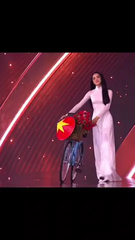 Nguyễn Hương Giang - Vietnam trong phần thi national costum 🔥🔥😍🇻🇳#miss #catwalk #Runway #misswater💧 #hoahaunek🌸 #xuhuong #huonggiang #missuniversevietnam 