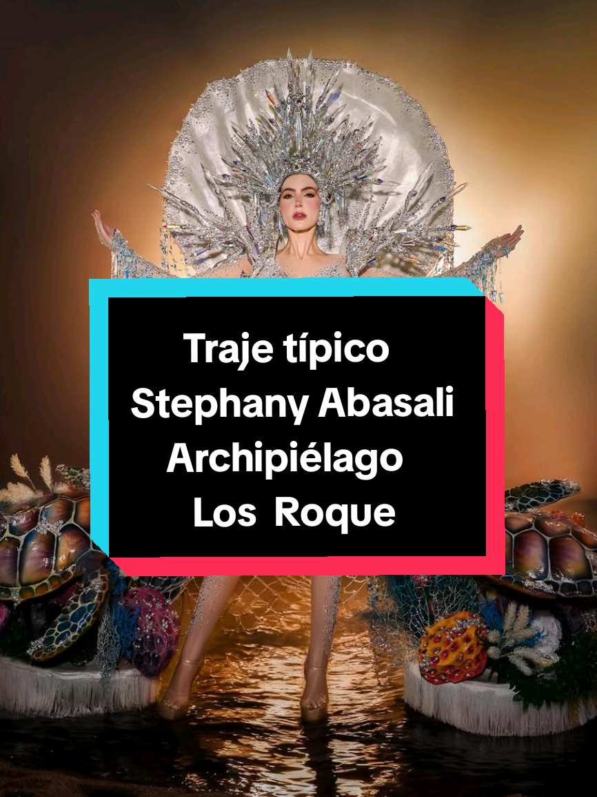 🌊👑 ¡AGÁRRENSE QUE VENEZUELA HOY BRILLÓ COMO UN CORAL BAJO REFLECTOR! 👑🌊 Porque sí, mis amores, nuestra Miss Universo Venezuela salió en la pasarela del traje típico del Miss Universo 2025 y dejó a Tailandia muda, tiesa y sin WiFi 🤭💅✨ 🇻🇪 Los Roques llegaron al escenario, donde los corales se vuelven corona y donde la belleza venezolana hace temblar hasta los templos budistas. 🙏🐠 Un homenaje al archipiélago más mágico del Caribe: cuna de arrecifes, santuarios marinos y especies en peligro… pero HOY, cuna de un look que cruzó medio mundo pa’ lucirse ante millones 😍🌍💥 Y es que ella salió como una deidad marina 🔱✨, pero no cualquiera… ¡una que te mira y te dan ganas de reciclar hasta el pensamiento! 😂♻️ Con corales en relieve latiendo como joyas vivas, una concha gigante de nácar que reflejaba el mar iridiscente 🌈🐚, y esa falda hecha con redes transformadas acompañadas de tortugas que parecían decir: “¡Aquí estamos PRESENTES, icónicas y amenazadas pero fabulosas!” 🐢💚 💧 Cascadas de cuentas de vidrio brillando como gotas mágicas 💠 Un halo perlado inspirado en un erizo de mar ✨ Una representación de fragilidad, defensa y belleza que dejó al jurado respirando profundo y al público diciendo: “¡PERO QUÉ ES ESTO DIOS MÍO!” 🤣🔥 Cada detalle fue un tributo al Caribe venezolano… y un recordatorio de que nuestros mares valen oro, perlas y lentejuelas. 🌊🌟 👗 Diseño y confección: @groyerperezartist 🎥 Video: @6carpediemvisual 📸 Fotografía: @maikolgph Venezuela hoy no solo participó… ✨ HOY VENEZUELA DESLUMBRÓ Y SE LA COMIÓ CON TODO Y CONCHA ✨🐚🔥 #soypanchocandela  #panchocandela  #StephanyAbasali  #MissUniverso2025  #Missvenezuela2024     
