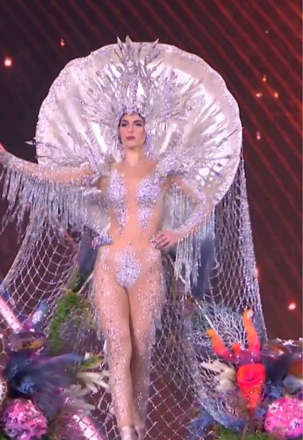 🇻🇪 Venezuela, guardiana de Los Roques, brillante como una perla del Caribe. ✨🐚 #MissUniverso #TrajeTipico 📺 No te pierdas el #MissUniverso este jueves 20 de noviembre a las 7PM ET / 4PM PT EN VIVO por Telemundo y Peacock.