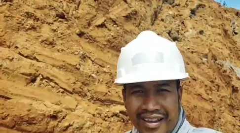 Part 2  Kadang kalau di ore yg High Grade sayang banget di jadikan bench, tapi itu harus & wajib. setiap tambang pasti sudah di perhitungkan. #mining #tambang #miningindinesia #fyp #CapCut 