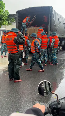 Cam Phước đông 19/11 các chú đang cứu dân ❤️❤️❤️#lũ #bodoiveroi