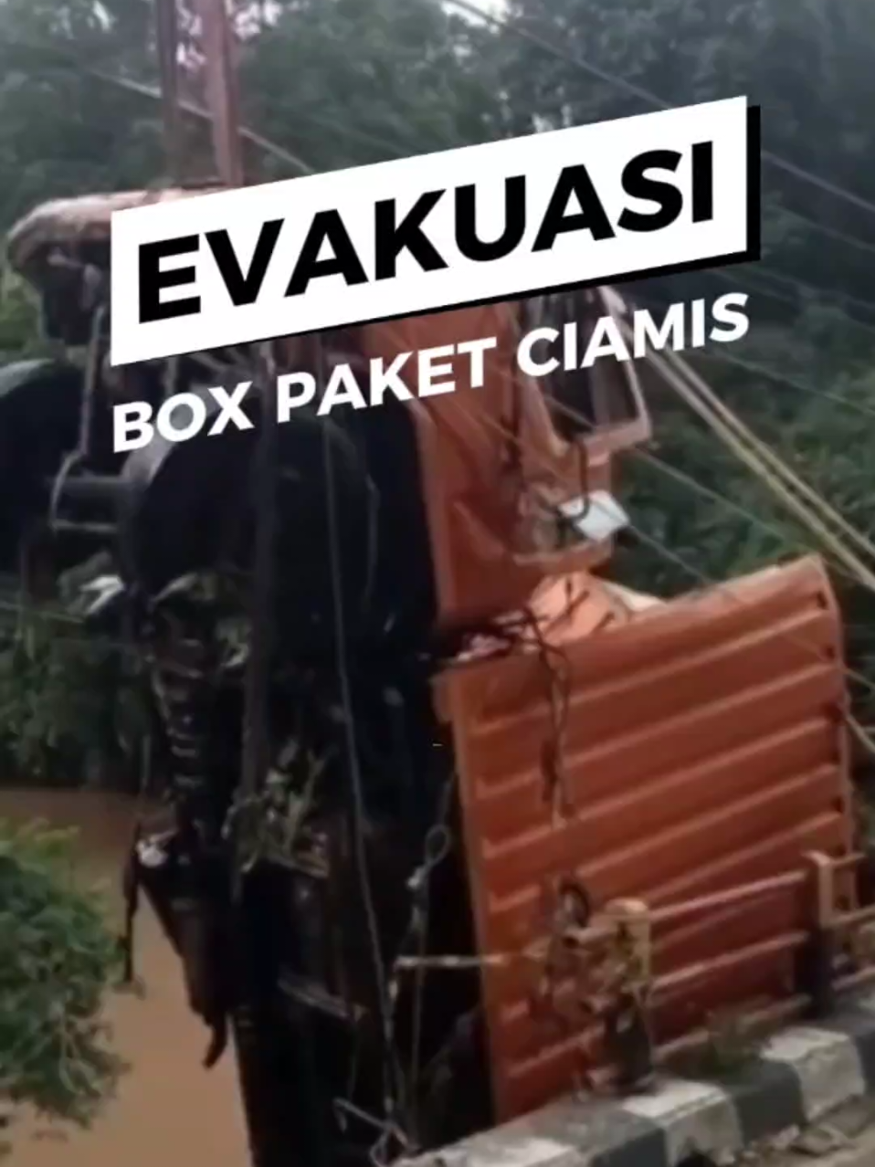 Inilah Evakuasi mobil boks pengangkut paket yang terjun ke Sungai di Cisaga Ciamis. dilakukan dengan sangat hati-hati. Karena badan mobil masih terendam di sungai, arus sungaipun cukup deras dan hujan terus mengguyur, petugas dan warga lokal harus bekerja ekstra karena ada rintangan kabel yang terbentang ketika diangkat, bodi mobil. Ratusan masyarakat setempat melihat evakuasi ini ditengah guyuran hujan. Dan mendokumentasikan prosesi evakuasi. Rabu 19 November 2025. dikutip dari betbagai sumber live tiktok.  #ciamis
