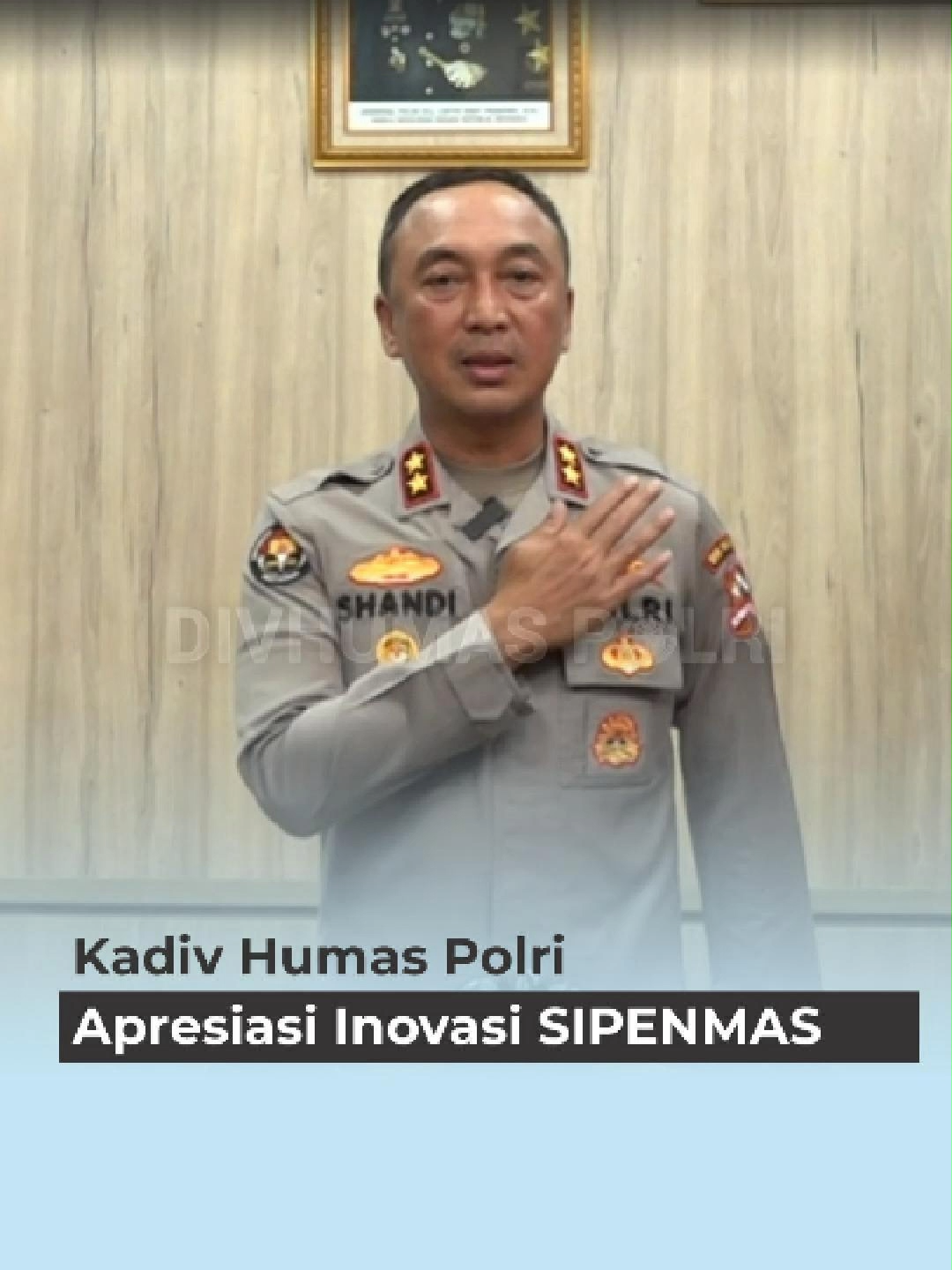 Kadivhumas Polri Irjen Pol. Dr. Sandi Nugroho, S.I.K., S.H., M.Hum., menyampaikan apresiasi dan dukungan penuh terhadap inovasi yang digagas Kombes Pol. Dwi Sulistyawan, S.H., S.I.K., M.Si., bertajuk: “Strategi Informasi Publik: Optimalisasi Sistem Penerangan Masyarakat (SIPENMAS)”. Inovasi ini menjadi langkah strategis untuk memperkuat fungsi komunikasi publik Polri agar lebih efektif, modern, dan partisipatif. Dengan SIPENMAS, Humas Polri diharapkan semakin tangguh dalam menyebarluaskan informasi yang membangun kepercayaan dan kedekatan dengan masyarakat.