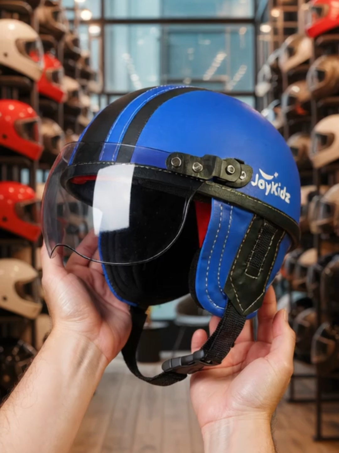 Warnanya cakep, modelnya gemes helm RetroChips ini beneran bikin look anak jadi makin sweet#helmet #helmanak #helmanakretro #helmanakbogo #joykidz #joykidzhelmet #joyfulriding