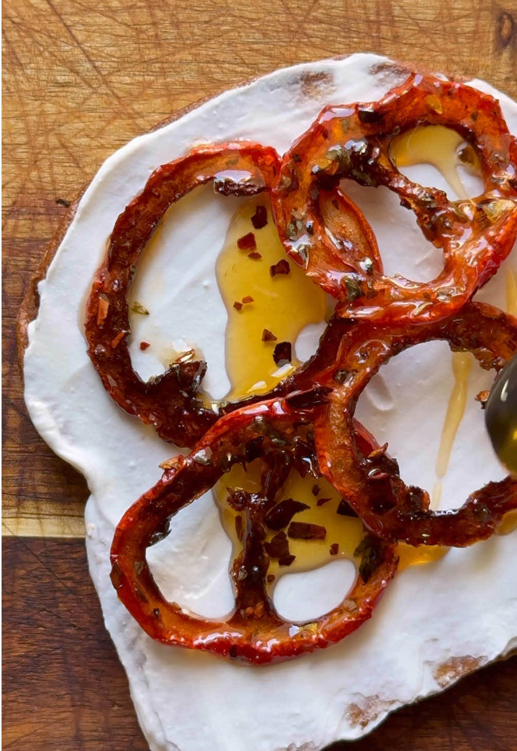 ⁨	🍅طماط بزيت الزعتر - Tomato in Oregano Oil🍅 ‪@thekuwaitichef‬ المكونات: طماط: ١–٢ حبة زعتر طازج: ٢ عود زعتر مجفف: ١ ملعقة صغيرة الفلفل احمر مجروش (اختياري): ملعقة صغيرة أو أكثر زيت زيتون: نص كوب أو أكثر ثوم: ٦ فصوص  هناك عدّة طرق لتجفيف الطماط. الطريقة الأصلية تحتاج إلى ما يصل إلى ١٨ ساعة من التجفيف على درجة حرارة ٦٠°م. ولكن إذا كنتَ مستعجلاً، يمكنك تجفيفها على ١٠٠°م–١٢٠°م لمدة ساعة تقريباً أو أقل Ingredients:  Tomato: 1-2 pcs  Oregano: 2 springs  Dried Oregano: 1 tsp Chili flakes (optional): 1 tsp or more Olive Oil: 1/2 cup or more Garlic: 6 pcs There are multiple ways of dehydrating and cooking your tomatoes. The original way takes up to 18 hours of dehydrating at 60°C. However, if you’re in a rush, you can cook it at 100°C-120°C for almost 1 hour or less للمزيد من الوصفات تابعوني على صفحتي ‪@thekuwaitichef‬e‪@thekuwaitichef‬chef   #اكلات_سهله  #طبخات_لذيذه #وصفات_لذيذة #وصفات_سريعة⁩