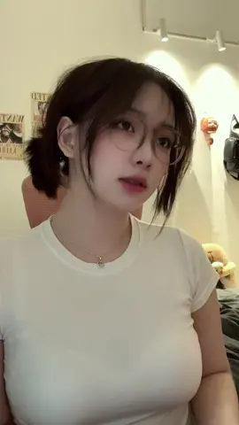 Người gì mà nhát cáy à