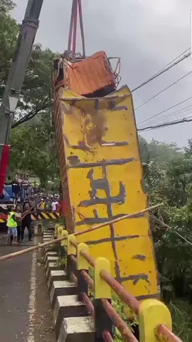 Dramatis evakuasi truk masuk sungai ciamis ,sumber video agan moto vlog yutuber paling ter kenal se alam semesta#randiandika #jalurselatan #tasikmalaya #ciamis 