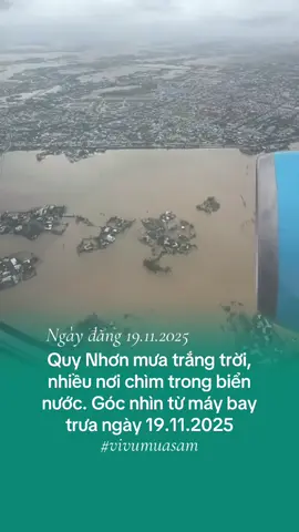 Từ chiều tối 18-11 đến sáng 19-11, khu vực Quy Nhơn mưa rất lớn, nước lũ lên nhanh, nhiều khu dân cư ngập nặng, có nơi ngập tận nóc nhà. Clip do chị Bình Minh chia sẻ #vivumuasam #xuhuongtiktok #tiktokviral #popsww #mualumientrung 