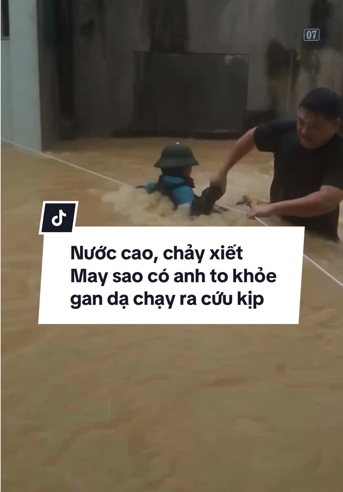 Nước cao, chảy xiết. May sao có anh to khỏe, gan dạ chạy ra cứu kịp lúc. Đảm bảo an toàn tính mạng là trên hết mọi người nhé. Mấy hôm giờ xem tin mà thương bà con quá #viral #xuhuong #lũlụt #ngaplut #lũlutmientrung 
