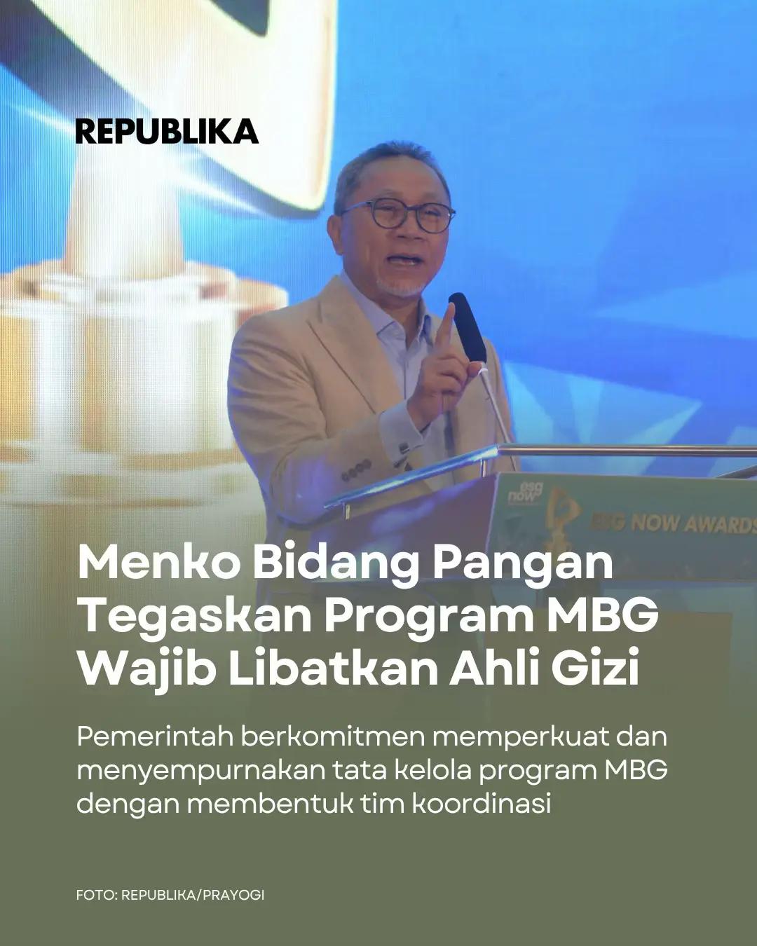 Menko Bidang Pangan Zulkifli Hasan mengungkapkan, penyelenggaraan program Makan Bergizi Gratis (MBG) wajib melibatkan profesi ahli gizi. “MBG tetap dan harus, wajib, perlu profesi ahli gizi dalam penyelenggaraannya. Perlu ahli gizi, karena diukur nanti,” ujar Zulhas dalam konferensi pers di Jakarta, Rabu 19 November 2025. Menurut dia, kunci agar Indonesia bisa maju sangat bergantung pada sumber daya manusianya (SDM), dan kualitas SDM ditentukan oleh asupan gizi. Karena itu, MBG dinilai sangat penting. “Saya ulangi lagi, MBG perlu profesi ahli gizi dalam penyelenggaraan prosesnya itu,” kata pria yang kerap disapa Zulhas tersebut. Pemerintah berkomitmen memperkuat dan menyempurnakan tata kelola program MBG dengan membentuk tim koordinasi penyelenggaraan program prioritas tersebut. “Kita tidak ingin ada risiko apa pun, bukan soal angka yang kena, tetapi ini soal anak-anak kita. Maka dibentuk tim koordinasi ini, kami setiap hari terus-menerus menyempurnakan pelaksanaan MBG ini,” kata Zulhas.   Kreator: Hirzi  Produser: Ronggo Astungkoro  #Republika #CekRepublikaAja #MBG 