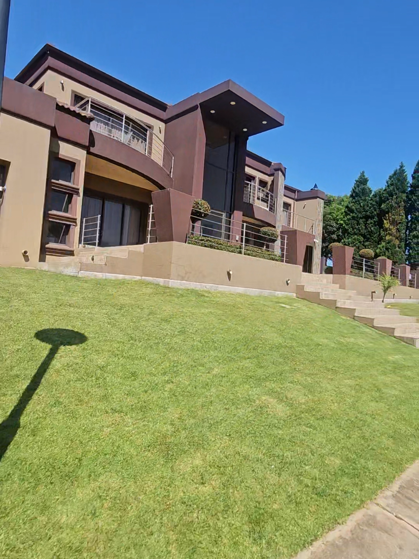 Happy Wacky Wednesday Fam 🤪 5 of these were built by #kylei_construction  #luxurylifestyle #luxuryhomes #viral  #expensivetaste 