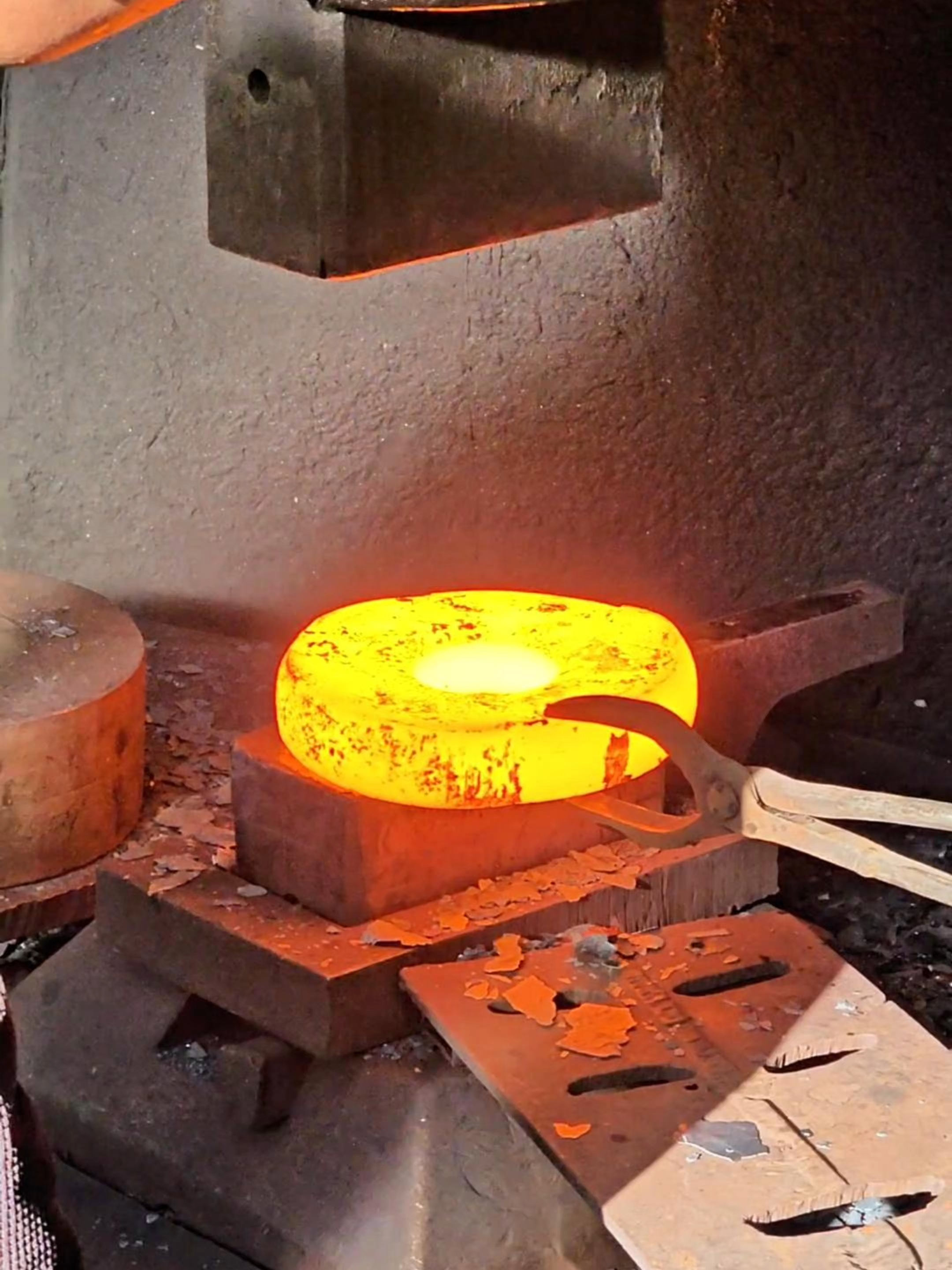 Inside the factory High-Heat Forging Crew Demonstrates Perfect Coordination  #process #forging