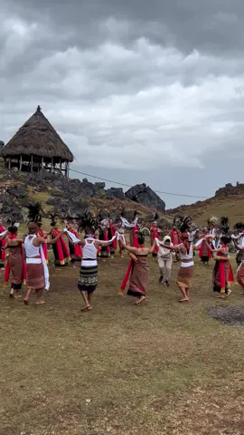 Di setiap nada, ada cerita. Di setiap langkah, ada tradisi yang dijaga. Dan di balik layar inilah, cerita itu tumbuh—dari tawa, kolaborasi, dan cinta pada budaya. 🇹🇱✨ Untuk merayakan 50 tahun Emas Timor Leste, Tebe Tebe lahir sebagai persembahan hangat dari Kris Dayanti, Amora Lemos, Zeferino Martins Soares, dan Deonizio De Jesus Ataide. Segera hadir untuk menghubungkan hati dan warisan. #TebeTebe #TimorLeste #AmoraLemos #Krisdayanti