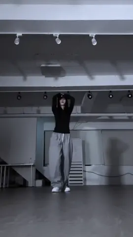 Another take on the same trend! Which one do you prefer?😶 Dc : @James #dance #dancechallenge #dancetrend 