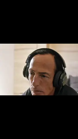 тгк - @crylesseffect.   Рик Оуэнс — это американский дизайнер, который в мире моды давно стал культовой фигурой, чья личность неразрывно связана с его фирменной, мрачной и авангардной эстетикой. Его образ — это воплощение его философии: длинные, часто обесцвеченные волосы, строгие черты лица, всегда облачен в одежду собственного дизайна, которая представляет собой смесь монашеской строгости и рок-н-ролльного декаданса. В публичном пространстве он держится сдержанно, но его работы говорят сами за себя, являясь смелым и бескомпромиссным заявлением о свободе самовыражения. Он не просто создает одежду, а конструирует целое мировоззрение, в котором красота находится в несовершенстве, а элегантность — в грубой текстуре. Его коллекции, которые часто описывают как 