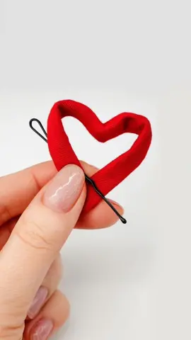 There are many different ways to turn a narrow strap or cord inside out — with a needle, with a special tool… But my absolute favorite is the simplest one: a regular hair bobby pin! 💁‍♀️✨ Fast, easy, and works every time. #artenio #ompeluelämää #ompelumania #DIY #sewingtutorial 