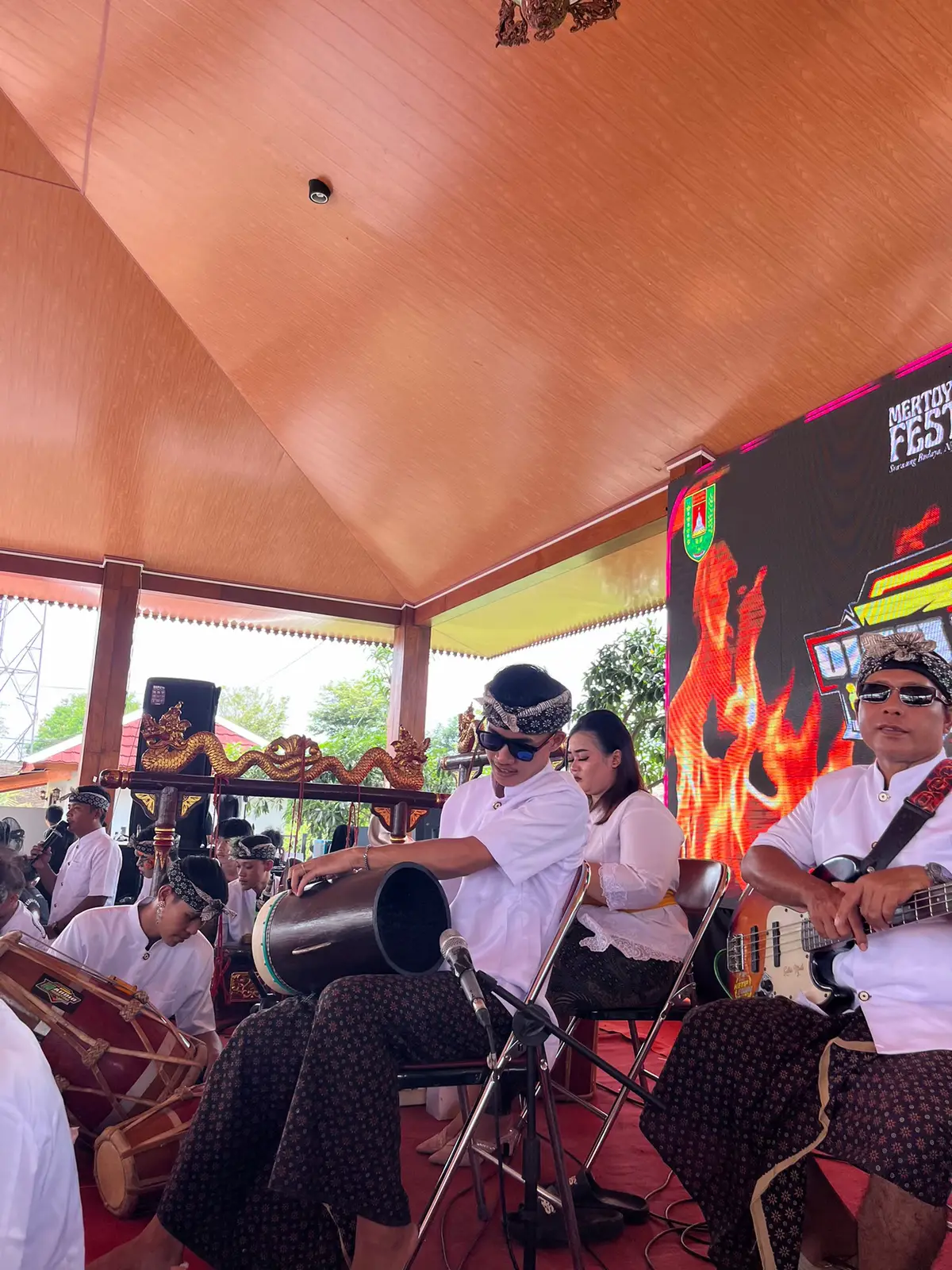 suara semakin padet di luar sana