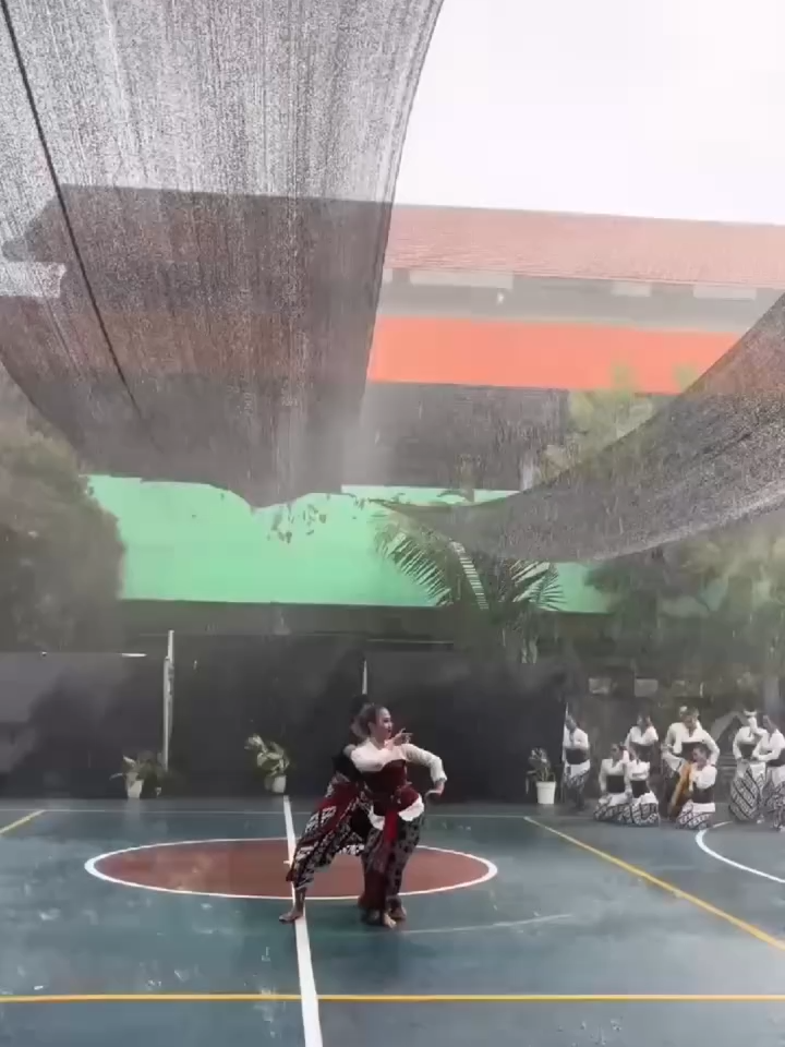 Momen estetik yang auto bikin siapa pun melting datang dari siswa-siswi SMPN 59 Surabaya. Dalam peringatan Hari Tari Dunia, mereka tetap tampil total membawakan tarian “Sangdyah”, meski hujan turun deres banget. Bukan bubar, bukan ngibrit mereka tetap nari dengan penuh perasaan, dan itu yang bikin videonya viral dan nyentuh banget. Video dari guru tari mereka kak sriyemendis, nunjukin gimana para penari tetap fokus, anggun, dan menyatu sama suasana. Angin kencang dan hujan malah bikin vibe-nya tambah dramatis, kayak scene film festival. Makna Tarian “Sangdyah” Menurut sang guru tari, tarian ini ngeceritain tentang seorang wanita yang mengenal cinta tapi harus berpisah karena takdir. Hujan yang turun saat pertunjukan seolah ikut ambil peran jadi simbol air mata, ikhlas-tak-ikhlas, dan restu alam atas perjalanan yang harus diterima. Follow : @trensterjkt & @trensterid Sc : tt.sriyemendis #HariTariDunia #Sangdyah #SMPN59Surabaya #TariTradisional #SeniBudaya #TarianHujan #Surabaya #PenampilanEpik #GenZNews #ViralMoment #keren #fyi #JangkauanLuas
