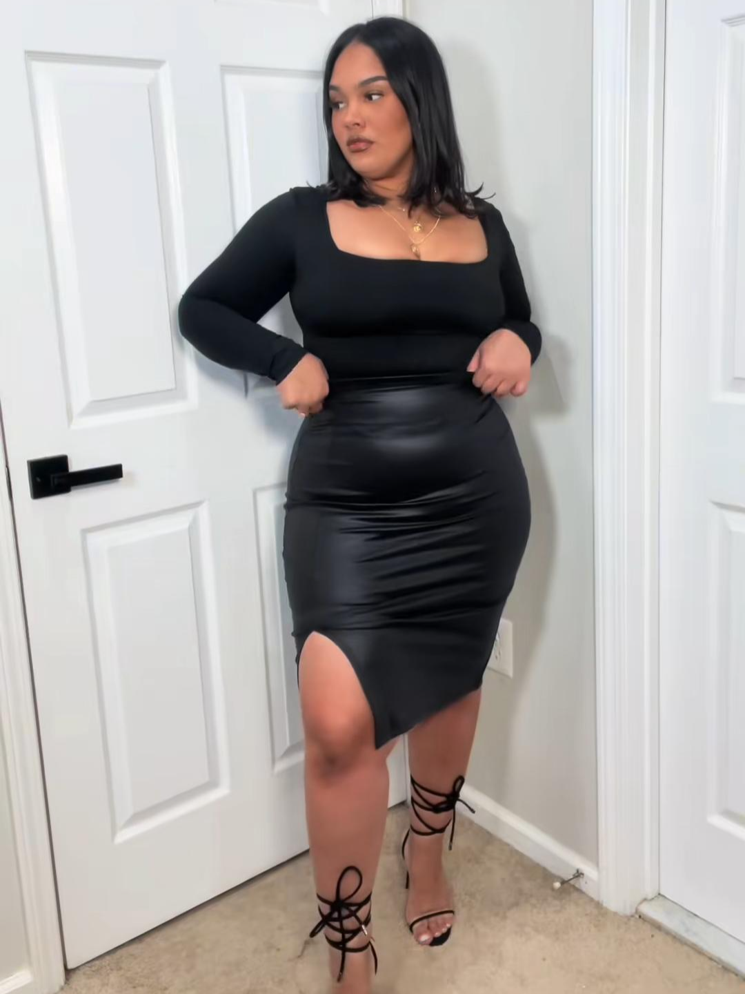 Your skirt outfit just got SNATCHED. 🍑 Instant confidence boost with the only bodysuit you need. Run, don't walk!#popilush #bodysuit #shapeweargirl #blackfriday #christmas