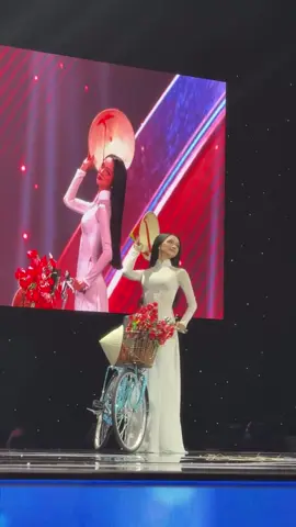 FANCAM KHOẢNH KHẮC HƯƠNG GIANG ĐỘI NÓN LÁ TRONG TÀ ÁO DÀI ĐÃ LAY ĐỘNG KHÁN GIẢ QUỐC TẾ #huonggiang #missuniverse #chuyennhungnanghau #nationalcostume 