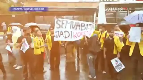 Sambil Hujan-hujanan, Mahasiswa Demo Tolak Pengesahan RKUHAP di DPR RI Selasa, 18 November 2025 Jakarta - Massa mahasiswa menggelar demo menolak pengesahan Rancangan Undang-Undang KUHAP menjadi undang-undang. Mereka berkumpul di depan Gerbang Pancasila DPR RI, Jalan Gelora, Jakarta Pusat. Pantauan detikcom di lokasi, Selasa (18/11/2025), mereka mulai berkerumun sekitar pukul 11.45 WIB. Mereka datang dengan almamater warna kuning. Setiba di lokasi, mereka langsung meminta petugas keamanan yang berada di dalam membuka gerbang. Karena tetap ditutup, massa terus menggedor-gedor gerbang. Tak berselang lama, hujan turun. Massa aksi tetap bertahan sambil terus berteriak meminta gerbang untuk dibuka. Di sisi lain, beberapa massa tiba-tiba memblokade Jalan Gelora. Mereka menghentikan laju mobil yang melintas. Awalnya satu mobil Alphard warna hitam diberhentikan. Kemudian mereka menghentikan mobil pelat merah dan pelat polisi. Momen itu berlangsung sekitar 15 menit. Mereka menyuarakan setiap tuntutannya di hadapan para pengendara. Massa aksi juga membawa poster bernada protes tentang penolakan RUU KUHAP. Beberapa poster mereka tempelkan di depan gerbang. 'Terus melawan dan menolak bungkam, RKUHAP bikin semua bisa kena' tulis poster itu. Ada juga poster yang bertulisan 'Makin kebal makin brutal, awas impunitas, tolak RKUHAP' serta 'Darurat impunitas, tolak RKUHAP'. Demo mahasiswa di DPR Demo mahasiswa di DPR (Taufiq Syarifudin/detikcom) Perwakilan BEM UI Sathir mengatakan RKUHAP yang disahkan tidak mementingkan partisipasi publik. Menurutnya hal ini membuat RKUHAP tidak substansial. 