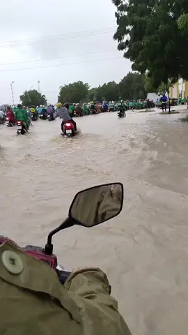 đang làm mà mọi người bão nước tràn vào công ty rồi.. chạy thôi 😓 bất ổn thật sự 