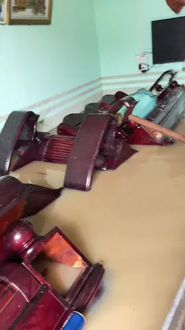 Em cầu cứu ạ … xóm bị cô lập nhiều ngừoi già , trẻ em , ngừoi bầu , nước xiếc ca nô không vô được … sắp trụ không nỗi ạ 😭😭 