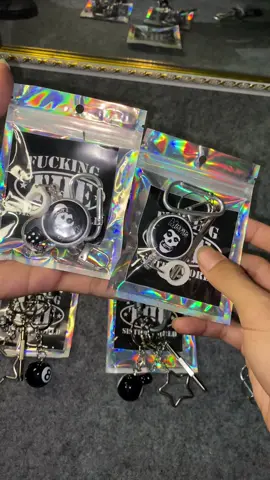 Cocok buat kalian yg suka kehilangan korek saat nongkrong✌️🤩#gantungankorek #keychain #anticuranrek #gantungananticuranrek #4k 