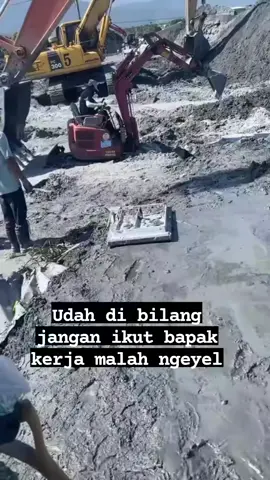 harusnya di rumah aja ini mala ngikut,,😊