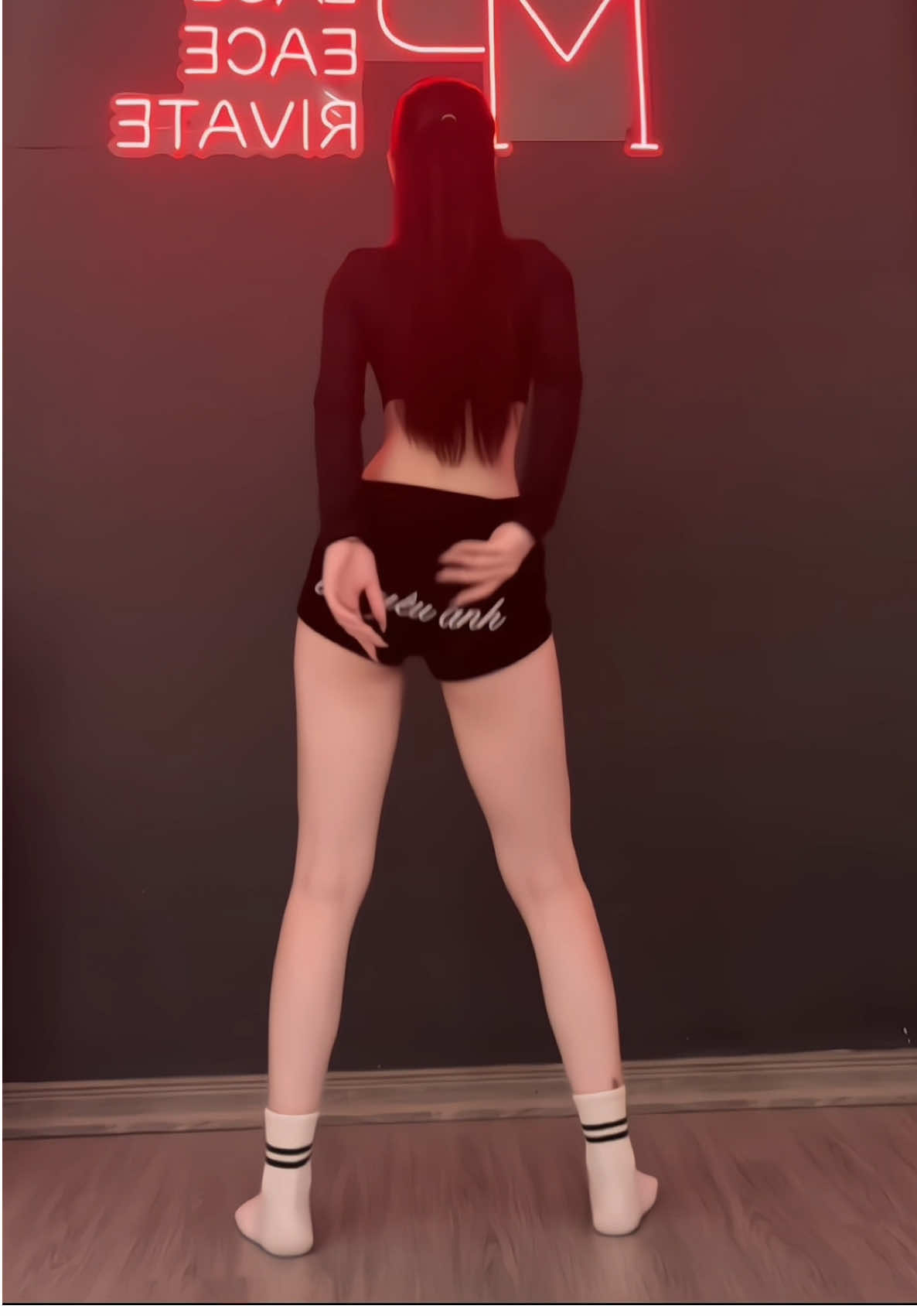 Phải sống đủ lâu mới xem PQ11 twerk được🤧 chứ 1 tgian chán không buồn  quay nựa lun tại lên tiktok bị bội thực . Khuyên mí mà thích dtac này thi phải tập từ cơ bản cho cơ hông linh hoạt đã, chứ không là hất không thấy m*ng nẩy mà chỉ thấy bật như tôm đó, mà còn hại cột  sống lắm luôn 🤧 #xuhuong #viral #feelbar 