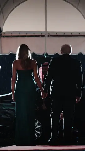 السيدة الأولى ميلانيا ترامب تتوشّح بالأخضر في حفل العشاء المُقام على شرف ولي العهد 🇸🇦#السعودية #امريكا 