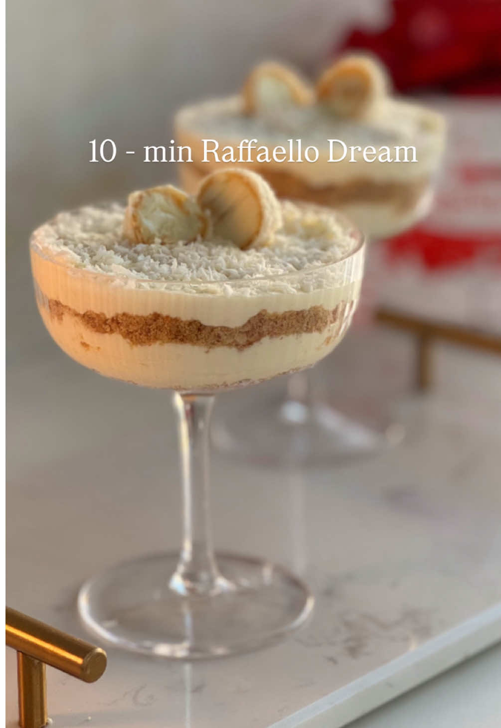 10 min Raffaello Coconut Dream  Wat heb je hiervoor nodig: 	•	Verkruimelde koekjes 	•	150 g mascarpone 	•	250 ml slagroom 	•	2 el kokos pasta 	•	50 g gesmolten witte chocolade 	•	Kokosrasp 	•	Raffaello’s voor bovenop Bereidingswijze: 	1.	Koekjes verkruimelen en in glazen verdelen. 	2.	Slagroom luchtig kloppen. 	3.	Mascarpone, kokos pasta, gesmolten witte chocolade en kokosrasp door de slagroom mengen. 	4.	Roommengsel op de koekjes scheppen. 	5.	Afwerken met kokos en een Raffaello. ⸻ English Ingredients: 	•	Crushed cookies 	•	150 g mascarpone 	•	250 ml heavy cream 	•	2 tbsp coconut paste 	•	50 g melted white chocolate 	•	Desiccated coconut 	•	Raffaellos for topping Instructions: 	1.	Crush the cookies and divide them into glasses. 	2.	Whip the heavy cream until fluffy. 	3.	Mix mascarpone, coconut paste, melted white chocolate, and desiccated coconut into the whipped cream. 	4.	Spoon the cream mixture over the cookies. 	5.	Finish with some desiccated coconut and a Raffaello on top. #raffaello #coconut #nobake #simpledessert #dessert 