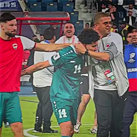 بكاء زيدان اقبال العراقي بعده فوز على الامارات وتاهل الى اعلام الحق العالمي#العراق 