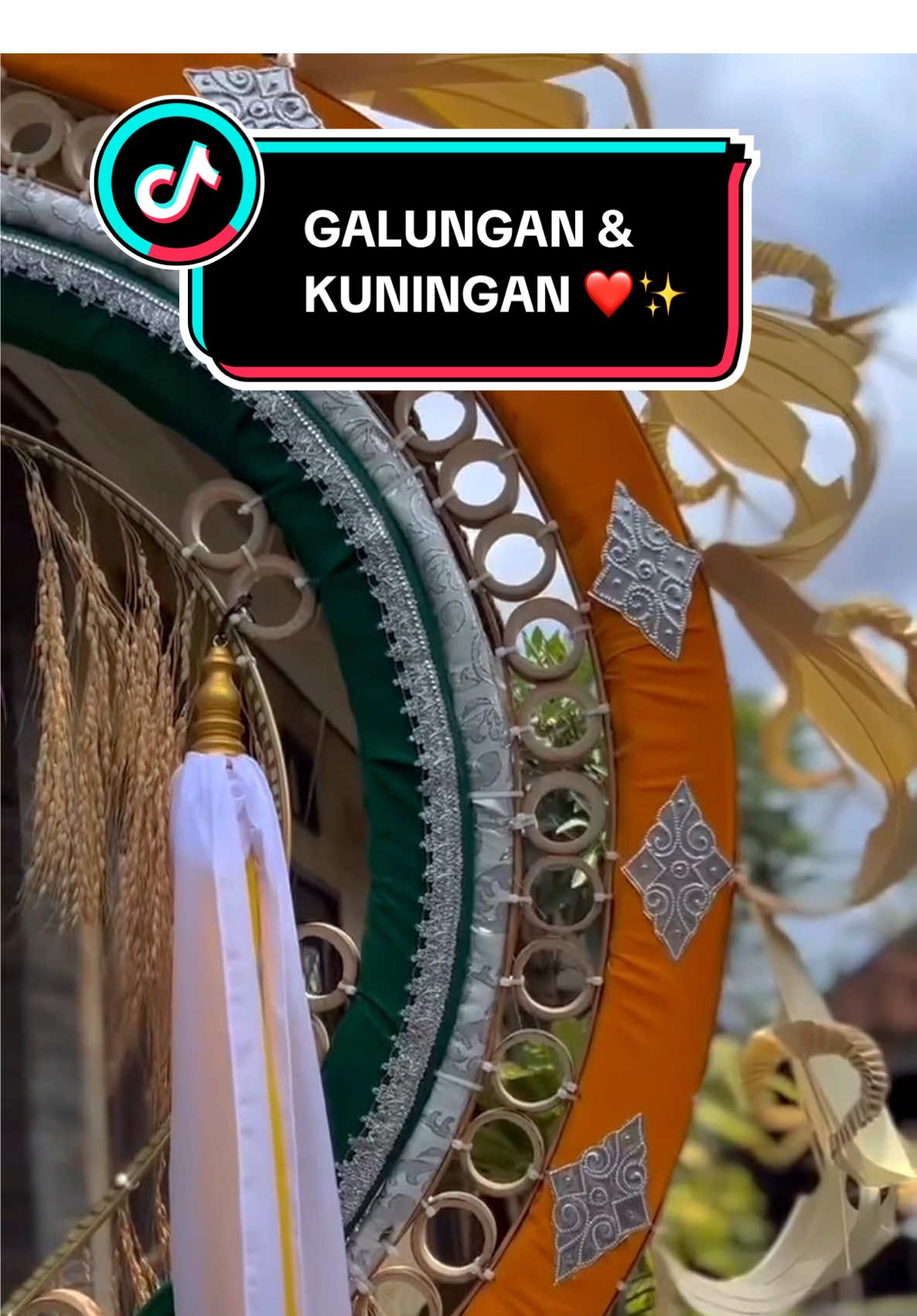 GALUNGAN DAN KUNINGAN ❤️✨ > Salam sejahtera untukmu, Saudaraku yang terkasih 💫 > Di tengah kemegahan perayaan Galungan ini, saya hadir untuk berbagi kebahagiaan dan mengucapkan Selamat Hari Raya Galungan!☀️ > Semoga makna suci di balik kemenangan Dharma melawan Adharma menjadi lentera yang tak pernah padam dalam hatimu. Biarlah kemenangan batin itu memberimu kekuatan, ketabahan, dan optimisme untuk menghadapi hari-hari ke depan😇 > Sebagai sahabat yang berbeda keyakinan, saya berharap semangat toleransi dan kasih sayang yang kita pupuk bersama akan terus menjadi inspirasi bagi lingkungan kita🤝 Semoga kita selalu mampu melihat kebaikan dan keindahan dalam diri masing-masing, dan berjalan beriringan membangun masa depan yang penuh kedamaian🫶 > Saya doakan semoga berkah Galungan senantiasa menyertai setiap langkahmu🤲 > Salam hormat dan persahabatan sejati . . . 🫡🇲🇨 DonDimas #galungan #kuningan #bali #indonesia #bhinekatunggalika 