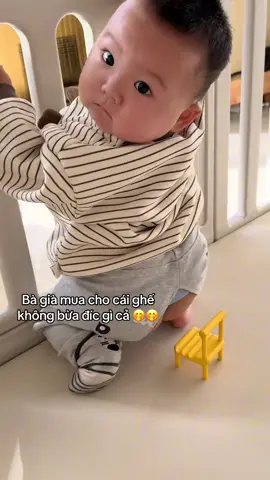 Tuổi nhỏ ngồi ghế nhỏ thôi nha con 🤣🤣 #dethuong #haihuoc #cute #cutebaby #douyin #embedangyeu 