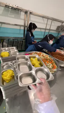 Menu hari ini Rabu, 19 november 2025 : 😍 • Nasi kuning • Sayur capcay (kol,buncis,wortel,baso) • Telur ceplok+sambal balado • Tempe kecap • Semangka  #mbg #menumbg #makanbergizigratis #palembang #sppg 