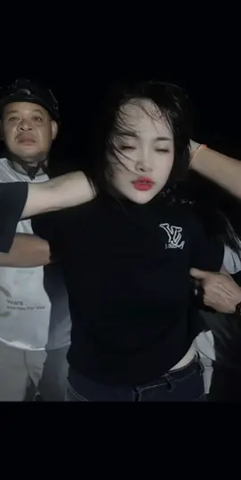 没有一点的恐惧，淡定从容的样子，孤身一身跨国劫囚场，轰动整个东南亚！大哥的女人。#越南女孩 #大哥的女人 #越南女人的深情 